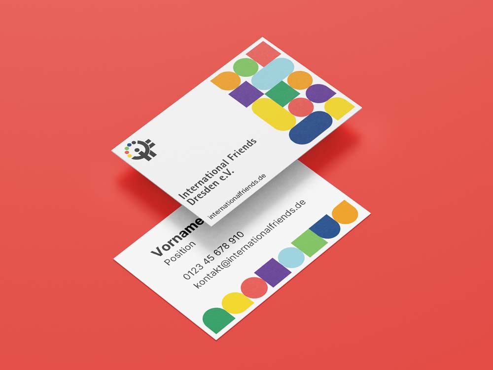 Visitenkarte mit modernem Corporate Design, geometrischen Formen und klaren Farben (International Friends Dresden)